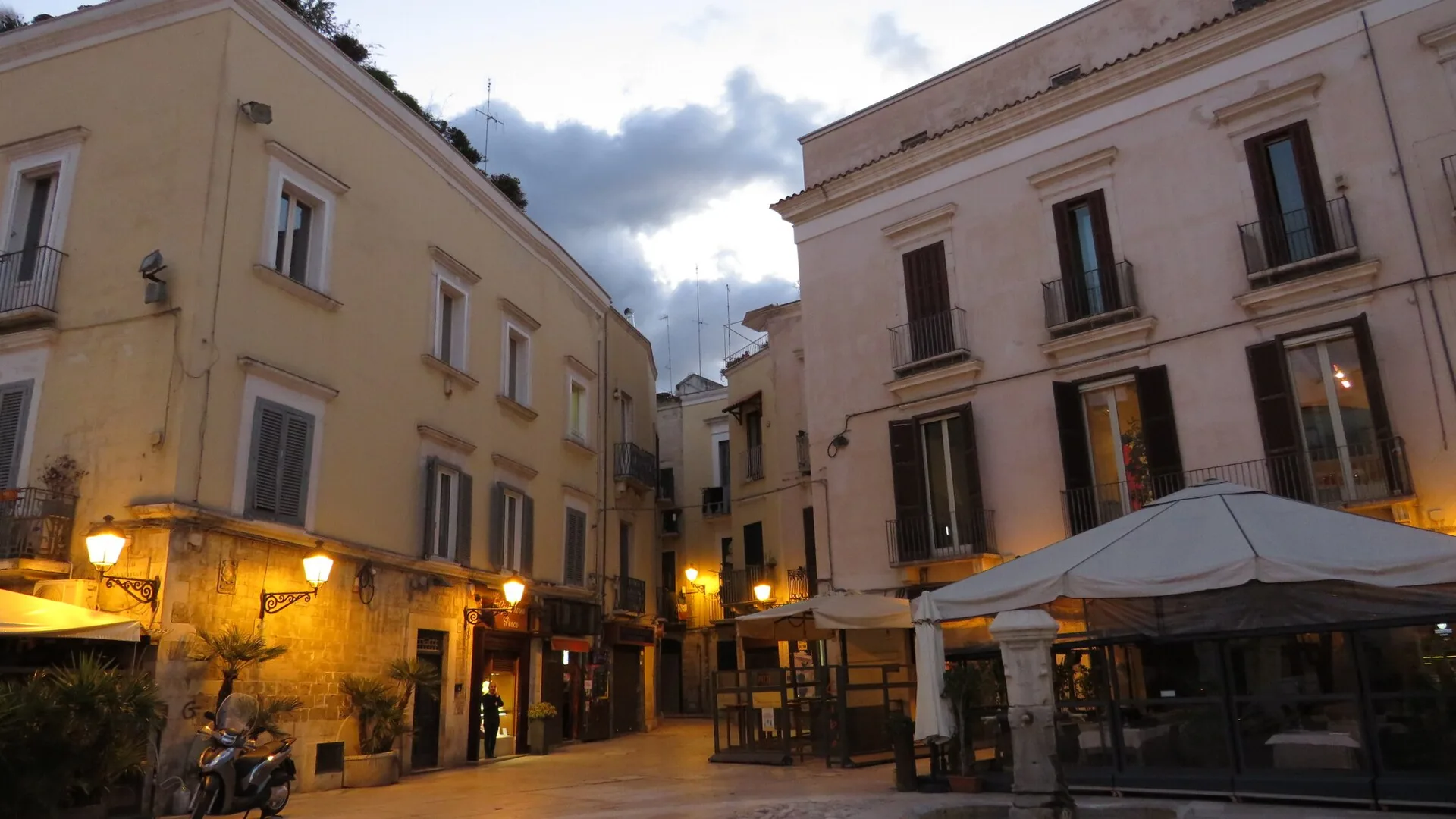Piazza Mercantile, con la casa natale di Niccolò Piccinni — Bari (Puglia)