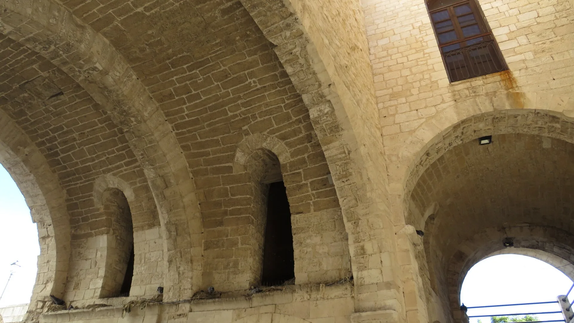 Corte del Catapano, il passaggio coperto verso San Nicola — Bari (Puglia)